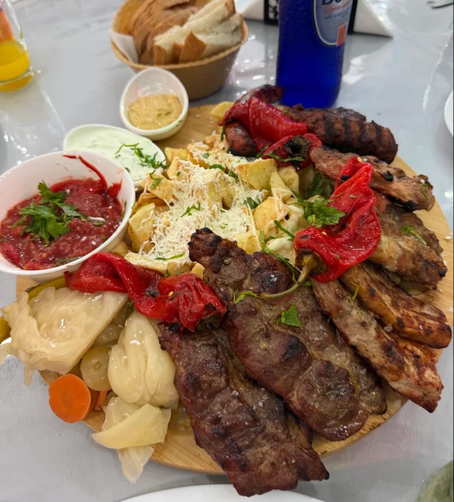 Platou mixt cu grătar românesc, a mixed Romanian grill platter at Restaurant Acasă