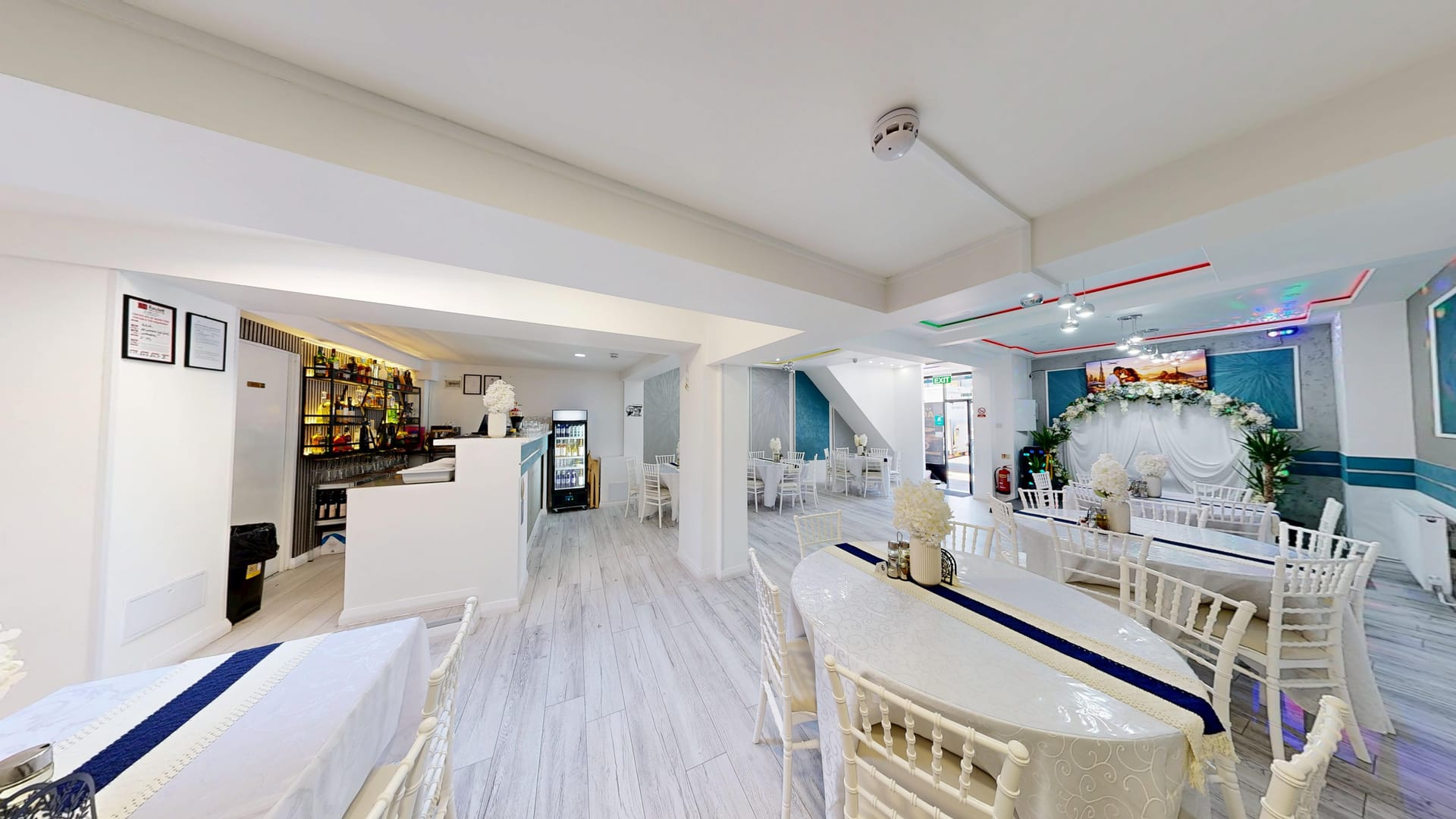 The bar and dining room at Restaurant Acasă