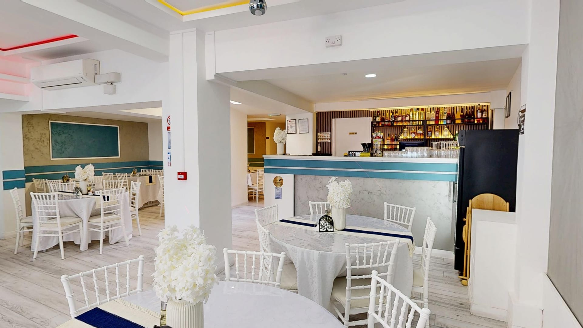 Dining room at Restaurant Acasă with the bar on the right