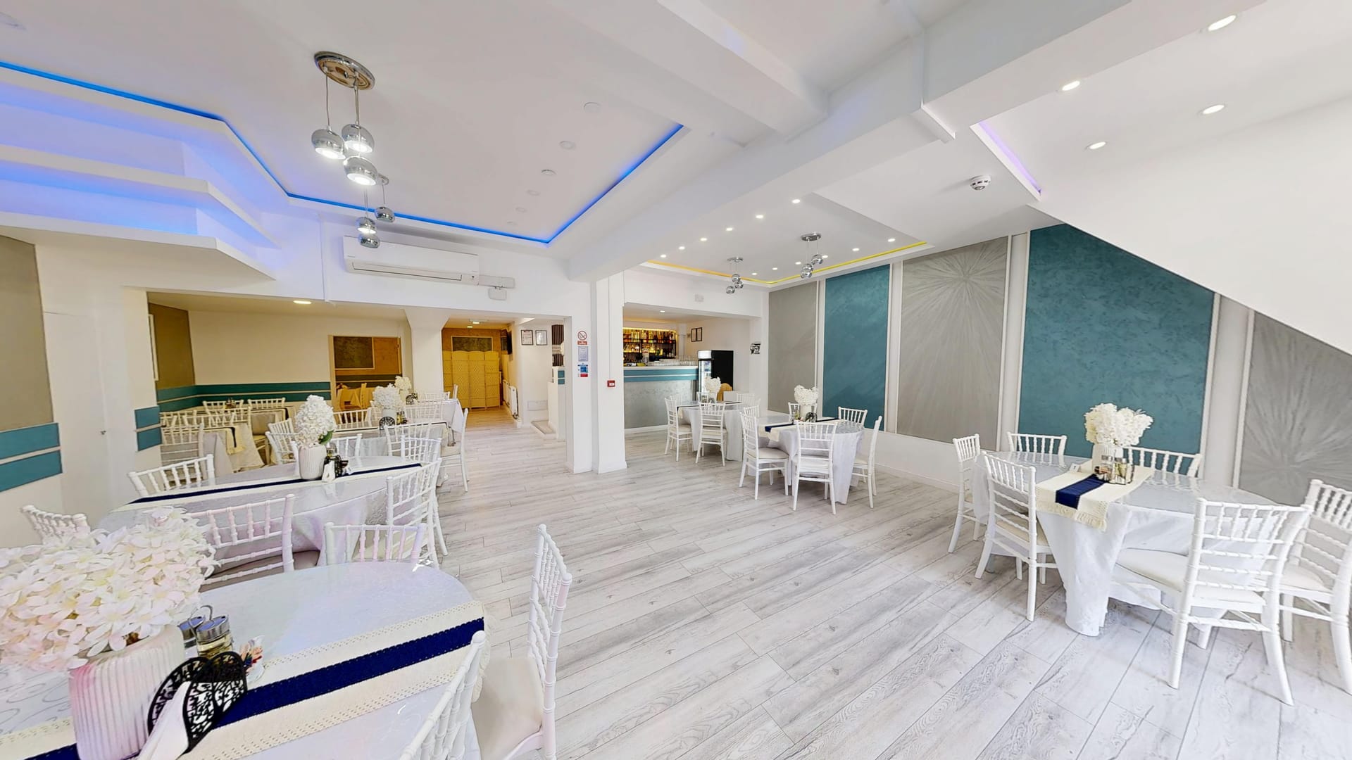 Wide view of the dining room at Restaurant Acasă