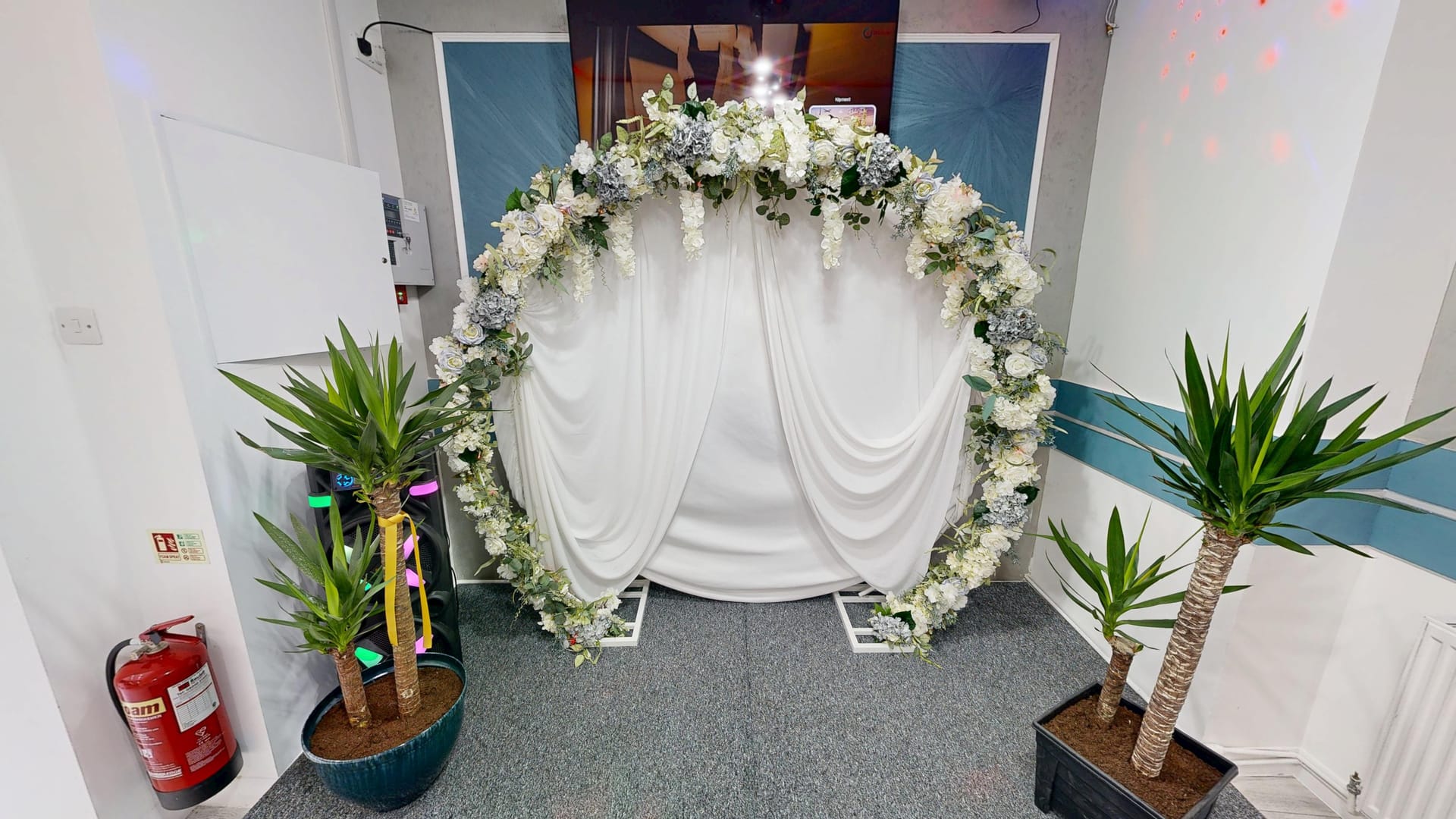 Floral moon arch photo backdrop at Restaurant Acasă